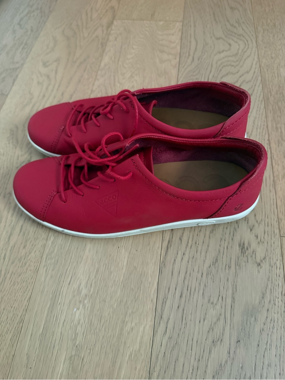 Ecco Women's Red Low-Top Leather Sneakers